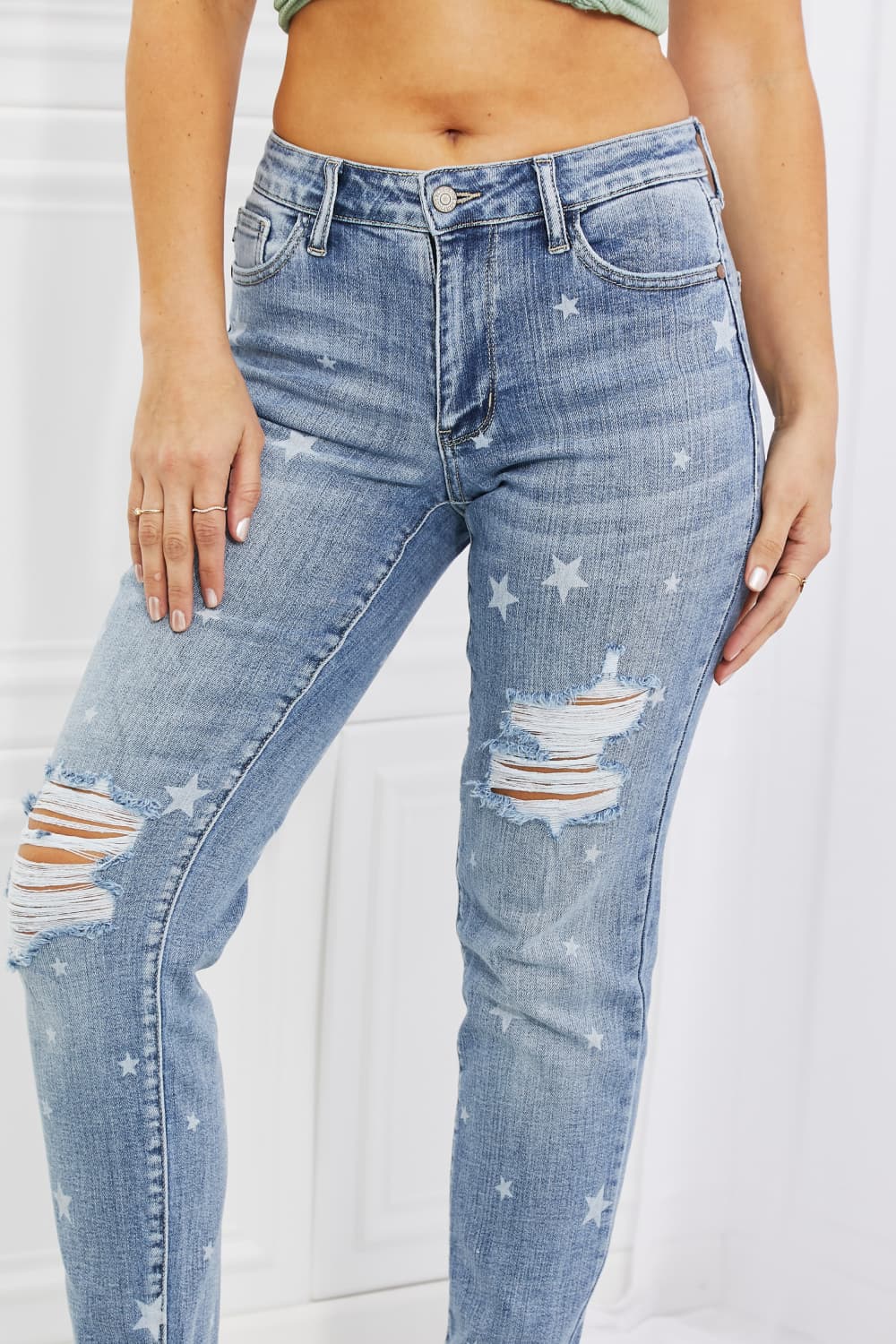 Close-Up, Judy Blue Mid Rise Star Crossed Destroyed Cuffed Boyfriend Style 88553