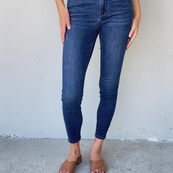 Video, Judy Blue Mid Rise Classic Crinkle Ankle Detail Skinny Jeans 82505