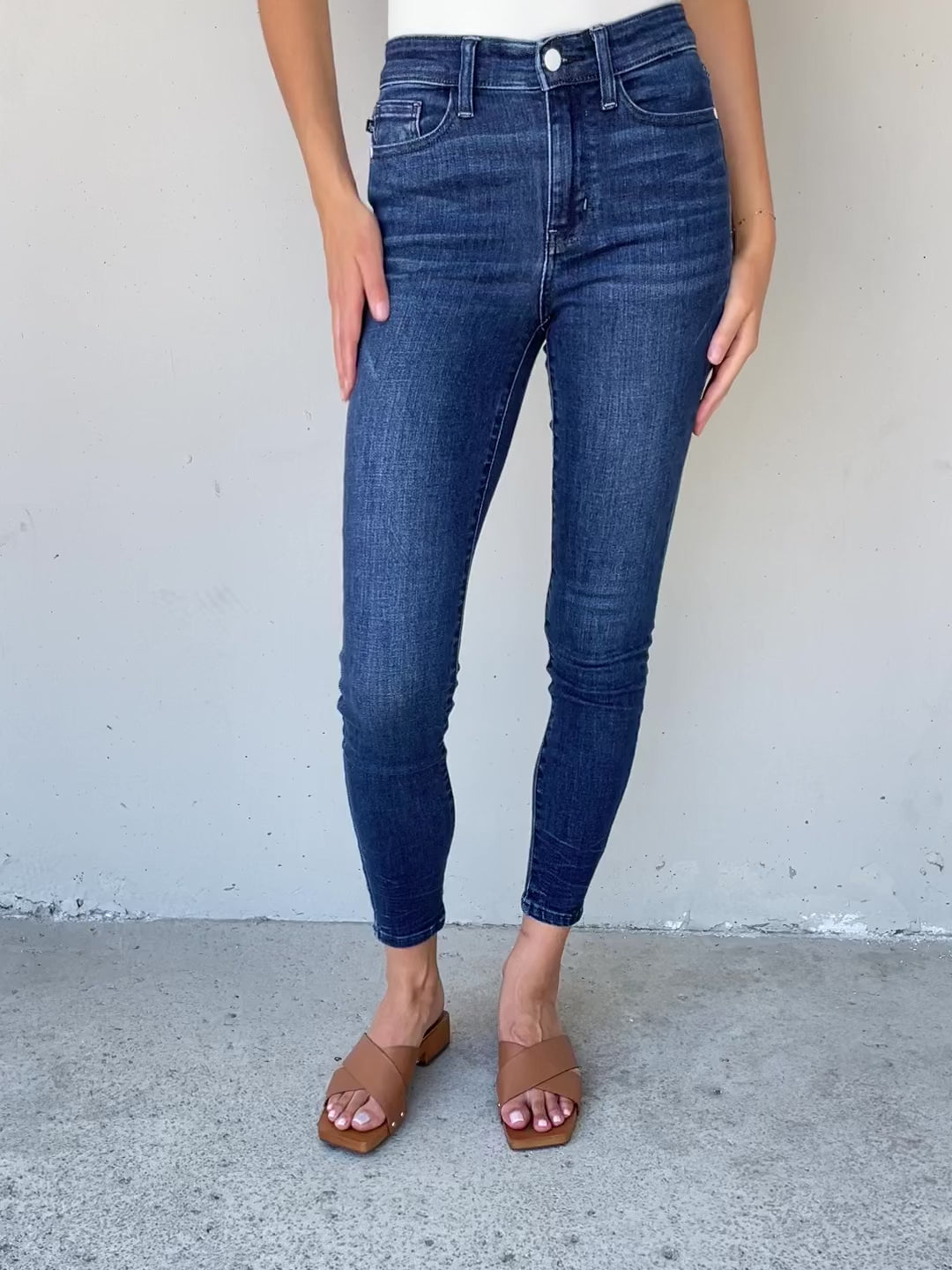 Video, Judy Blue Mid Rise Classic Crinkle Ankle Detail Skinny Jeans 82505