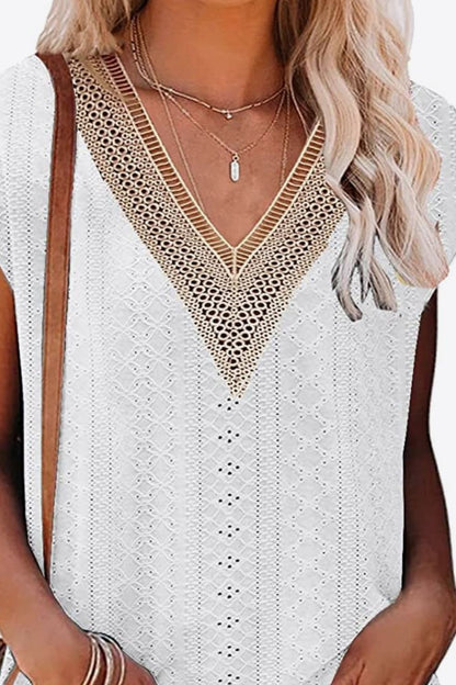 Close-Up, Eyelet Contrast V-Neck Tee In White