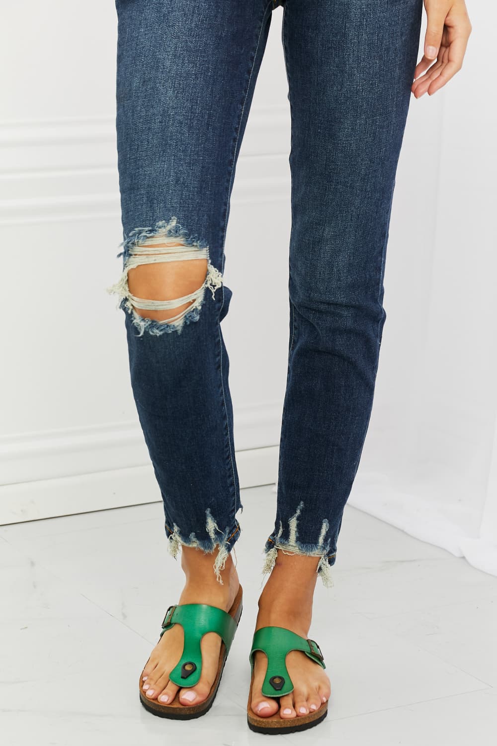 Close-Up, Judy Blue, Mid Rise Chopped Hem Relaxed Jeans Style 82446