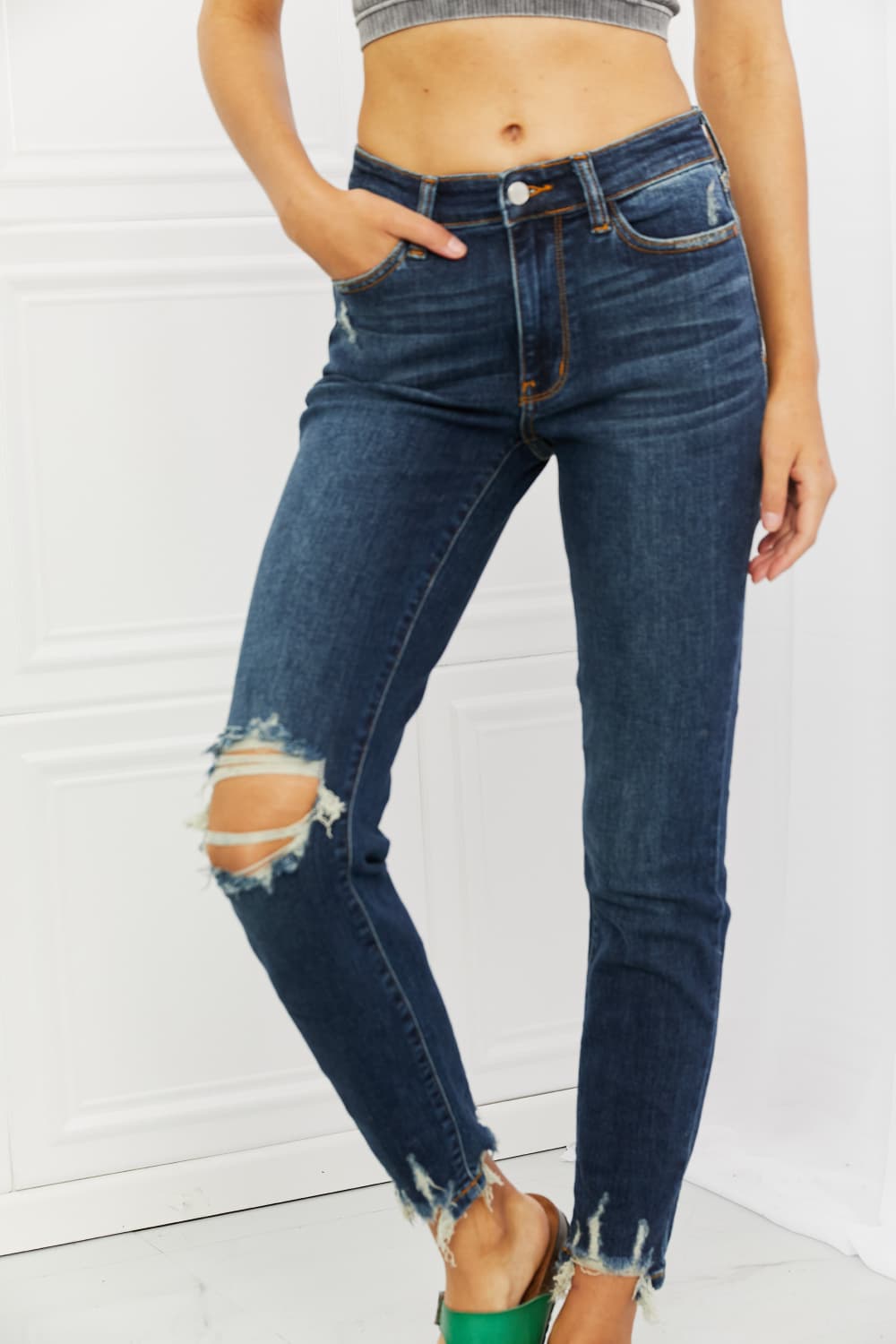 Close-Up, Judy Blue, Mid Rise Chopped Hem Relaxed Jeans Style 82446