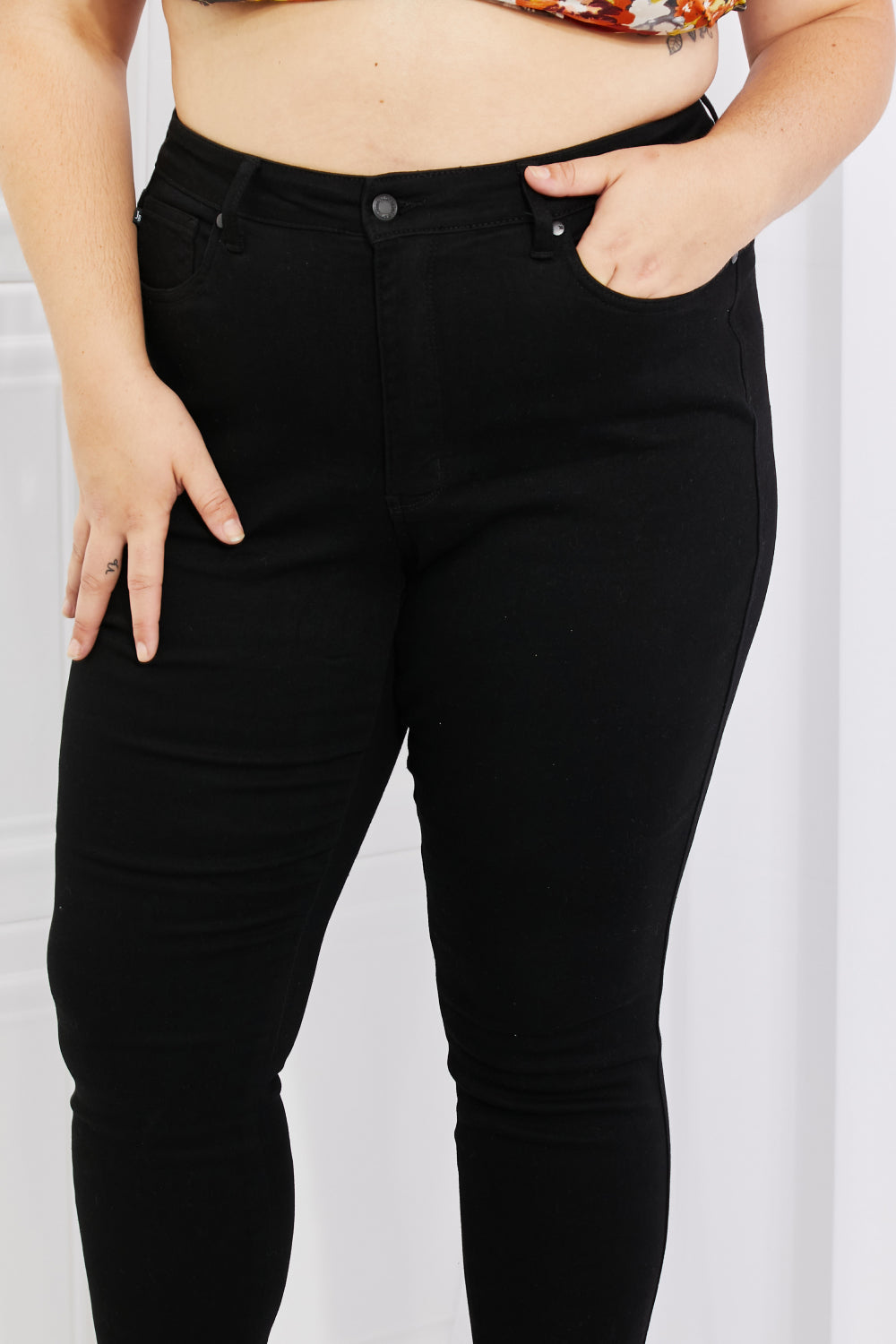 Close-Up, Plus Size, Judy Blue, High-Rise Control Top Skinny Jeans with Sharkbite Hem Style 88551