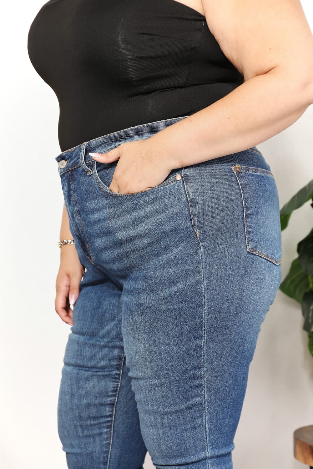 Close-Up, Plus Size, Judy Blue, High Waist Tummy Control Side Slit & Fray Hem Skinny Style 88682