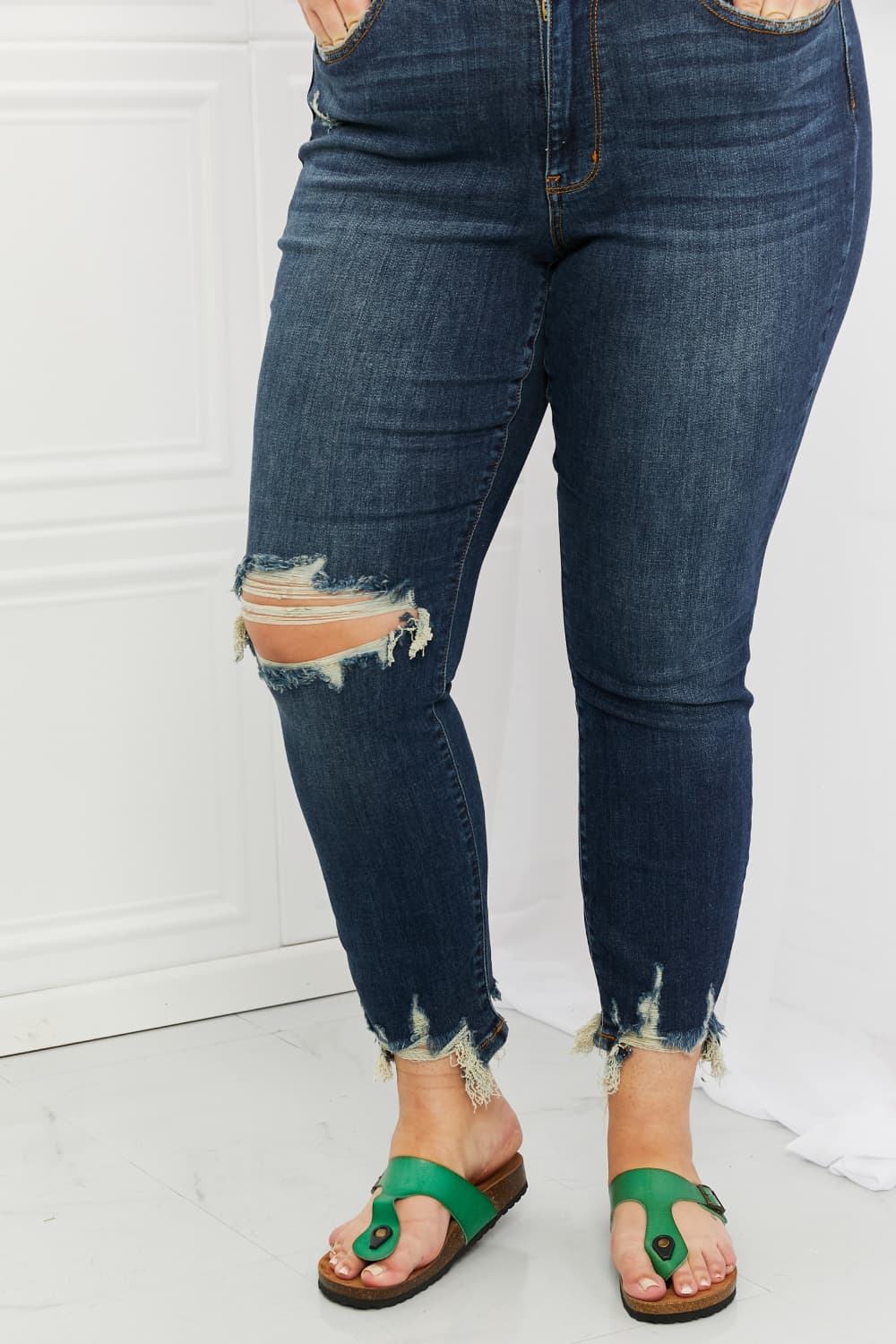 Close-Up, Plus Size, Judy Blue, Mid Rise Chopped Hem Relaxed Jeans Style 82446